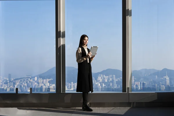 Successful female office worker — Stockfoto