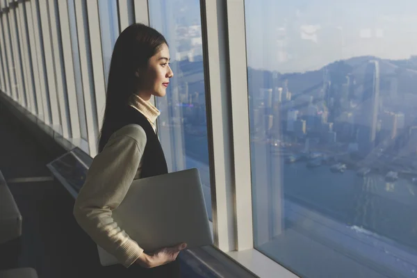 Empresário bem sucedido feminino com computador portátil — Fotografia de Stock