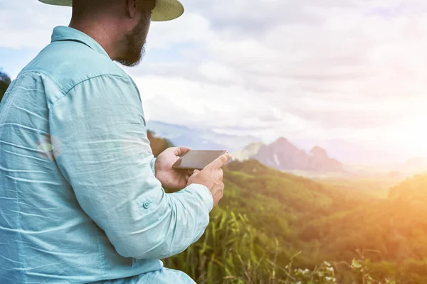 Mann hält Handy in der Hand — Stockfoto