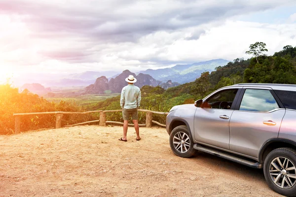 Hipster ragazzo in piedi sulla montagna — Foto Stock