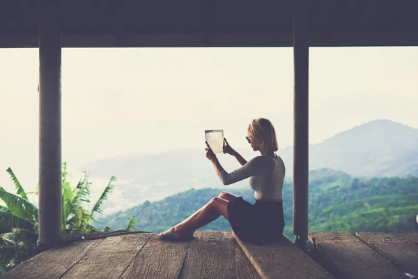 Woman taking pictures on camera — Stockfoto