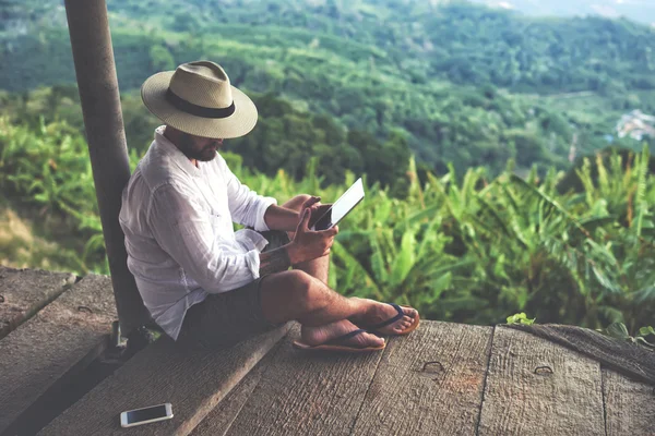 Человек путешественник с помощью цифрового планшета — стоковое фото