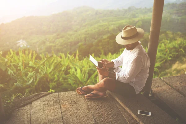 Hombre viajero leyendo libro electrónico — Foto de Stock