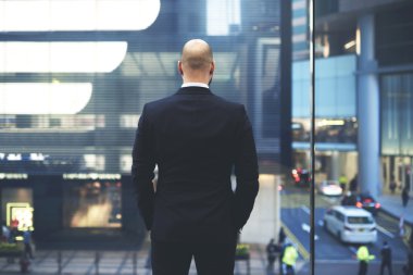  Adam gururlu Ceo pencerede izliyor