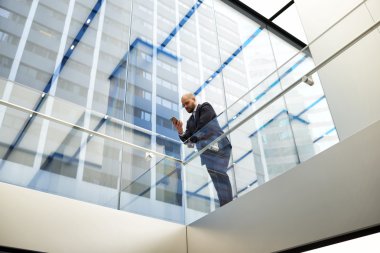 Erkek girişimci cep telefonu yla sohbet ediyor 