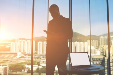 Cep telefonu ile Man gurur Ceo'su