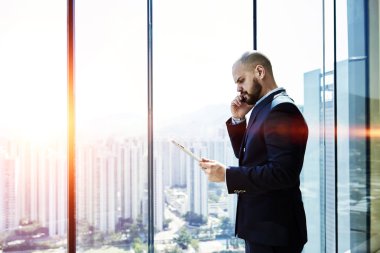 Kızgın işadamı cep telefonu ndan arıyor