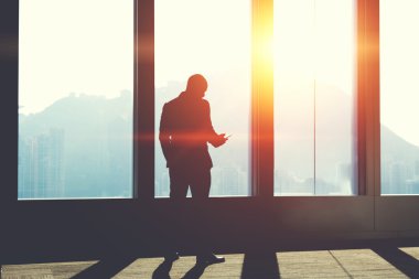 Cep telefonu ile iş adamı Siluet 