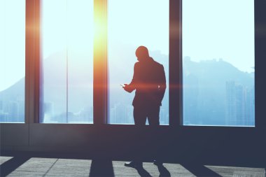 İşadamı cep telefonu ile bilgi arıyor