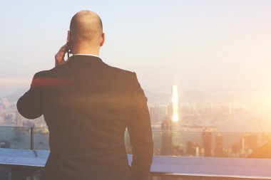 İş adamı cep telefonuyla konuşuyor. 