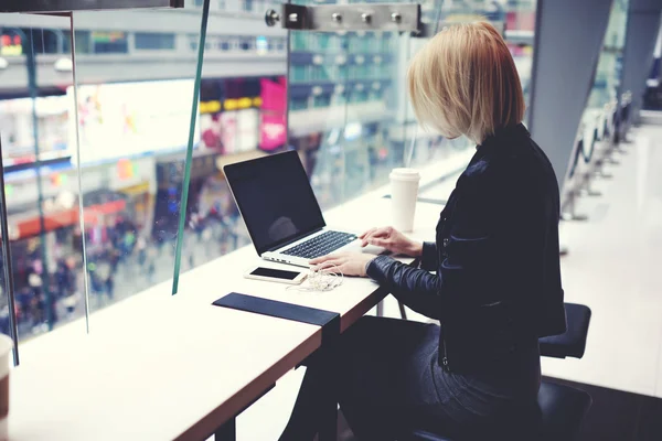 Stylish hipster girl using net-book — Stock fotografie