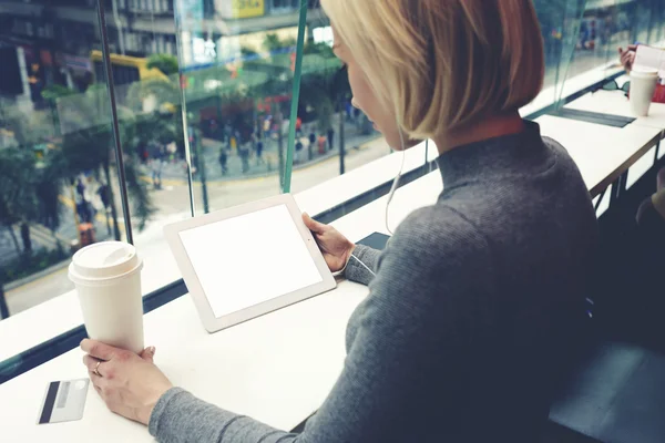 Menina jovem hipster com tablet digital — Fotografia de Stock