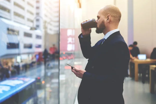 Man waiting for call on mobile phone — Stock Photo, Image