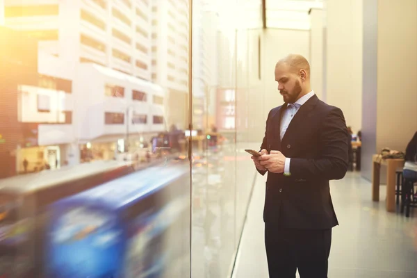 Hombre director gerente con teléfono móvil — Foto de Stock