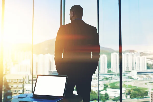 Mann sieht im Bürofenster zu — Stockfoto