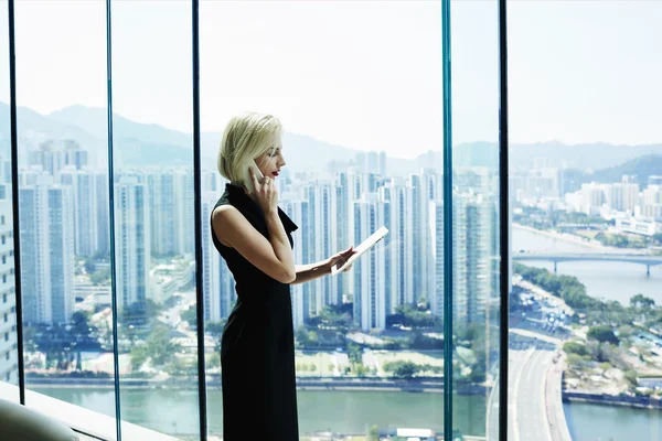 Woman manager having cell telephone conversation — Stockfoto