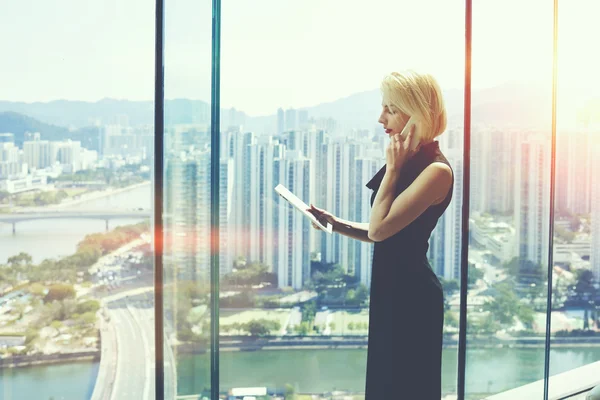 Chefe do sexo feminino falando no telefone celular — Fotografia de Stock