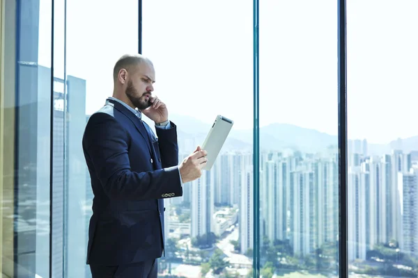 Hombre de negocios serio con tableta digital — Foto de Stock