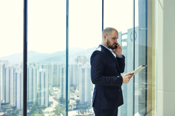 Seriöser Regisseur telefoniert per Handy — Stockfoto