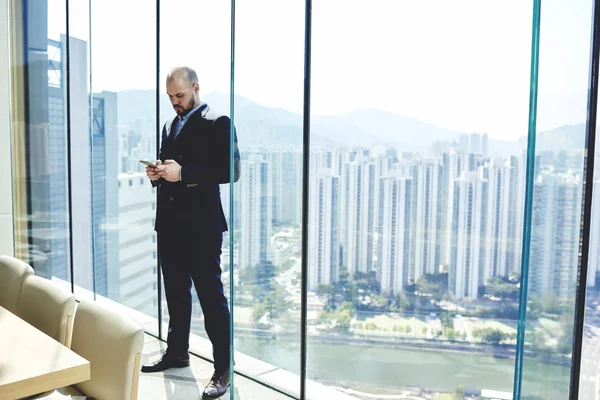 Confident managing director typing message — Stock Photo, Image