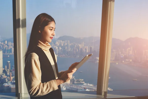 Asian female lawyer is using touch pad to preparing for meeting with international partners — Stock Photo, Image