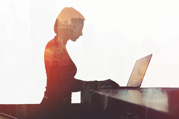 Jeune femme d'affaires est au clavier sur le net-book au bureau — Photo