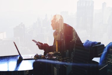 Düşünceli girişimci finans analiz için dijital tablet ve dizüstü bilgisayar kullanıyor