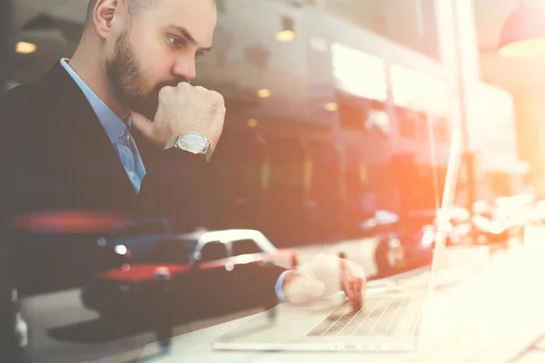 Jovem empresário de sucesso está trabalhando no net-book antes de se encontrar com clientes — Fotografia de Stock