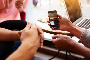 İki kişi portre görüntü iken onlar hippi kahvehane iç oturuyorlar internet video yolu ile cellphone, izliyor. 