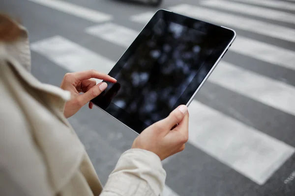 Nahaufnahme einer Geschäftsfrau liest E-Mails auf ihrem Touchpad, während sie auf der Straße auf ihr Auto wartet — Stockfoto
