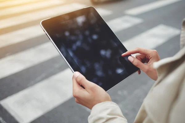 Image étroite de la main de la femme tient tablette numérique avec écran d'espace de copie pour votre message texte publicitaire ou contenu promotionnel . — Photo