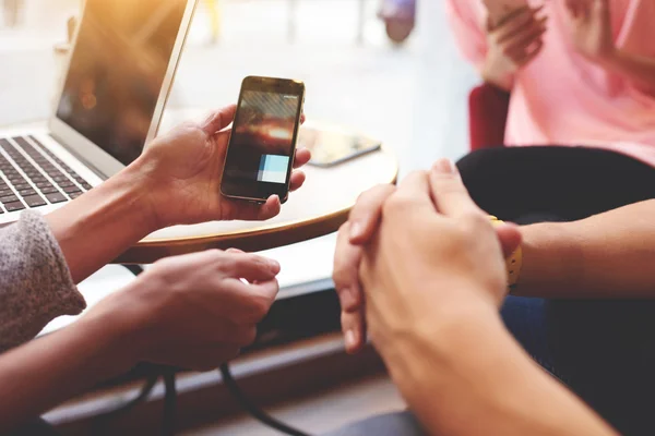 Обрезанное изображение на современном смартфоне в женских руках с приложением рекламного экрана — стоковое фото