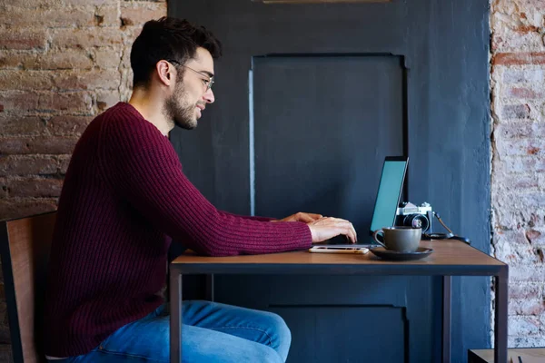 Zijaanzicht Van Positieve Jonge Bebaarde Mannelijke Fotograaf Paarse Trui Jeans — Stockfoto