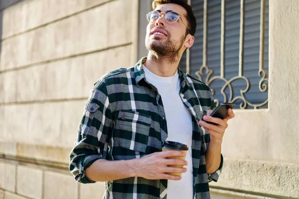 Homem Barbudo Alegre Vestindo Roupas Moda Óculos Rua Com Xícara — Fotografia de Stock