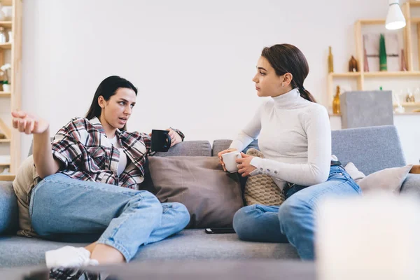 Teman Teman Perempuan Dengan Santai Saling Mengobrol Sambil Duduk Sofa — Stok Foto