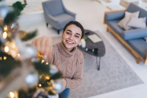 Cima Fêmea Feliz Suéter Quente Levantando Braço Para Topo Árvore — Fotografia de Stock