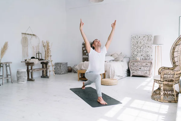 Fröhlicher Kaukasischer Rüde Perfekter Körperform Der Sich Beim Morgendlichen Training — Stockfoto