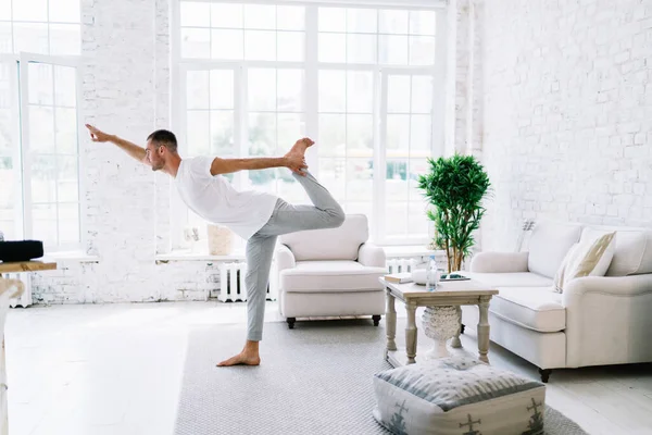 Seitenansicht Eines Barfüßigen Konzentrierten Mannes Sportbekleidung Der Beim Yoga Revolved — Stockfoto