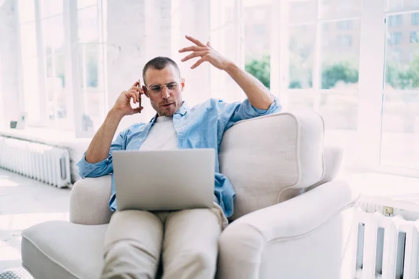 Hombre Desconcertado Traje Casual Gafas Sentados Sillón Cómodo Tener Conversación —  Fotos de Stock