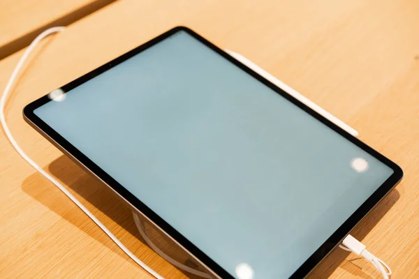 Recharging Modern Tablet Power Bank Empty Screen Placed Timber Table — Stock Photo, Image