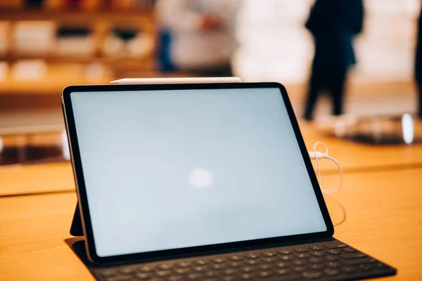 Alto Ángulo Maqueta Tableta Con Teclado Pantalla Blanca Lápiz Dispuestos — Foto de Stock