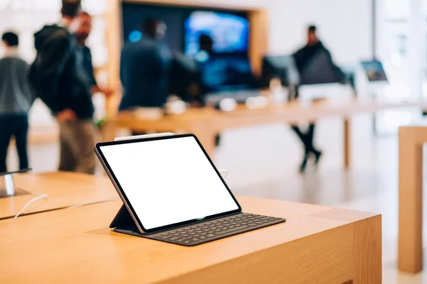 Alto Ângulo Maquete Tablet Moderno Com Estilete Tela Branca Teclado — Fotografia de Stock