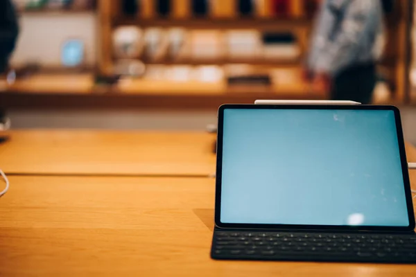 Desde Arriba Maqueta Tableta Moderna Con Pantalla Blanco Teclado Con — Foto de Stock