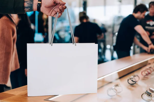 Cliente Masculino Sem Rosto Levando Saco Papel Branco Branco Balcão — Fotografia de Stock