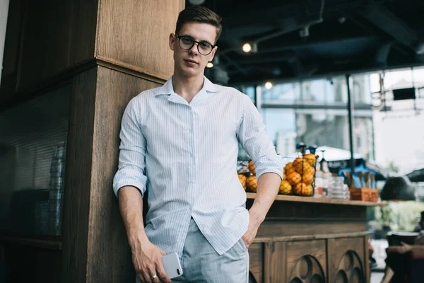 Serious Young Man Wearing Casual Clothes Standing Wooden Kitchen Bar — Stock Photo, Image