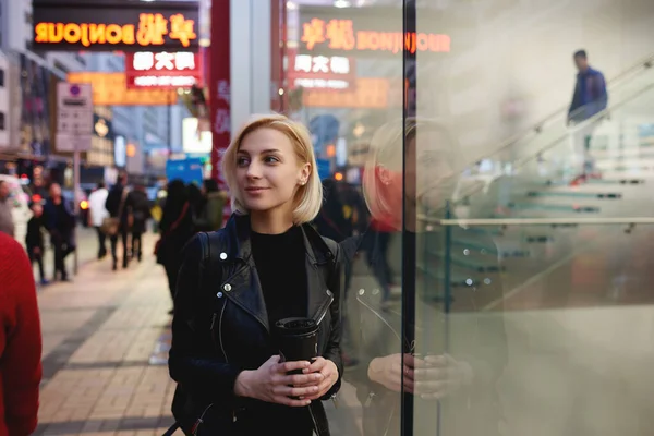 내용은 대건물의 기대어 거리를 여자들을 어리둥절하게 — 스톡 사진