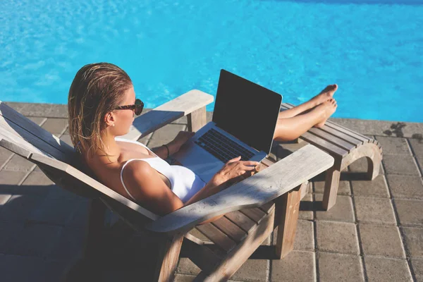 Schöne Reisende Weißer Einteiler Badebekleidung Mit Laptop Während Sie Sich — Stockfoto