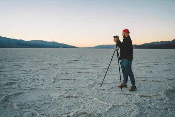 Zijaanzicht Van Een Volledige Mannelijke Fotograaf Casual Kleding Die Foto — Stockfoto