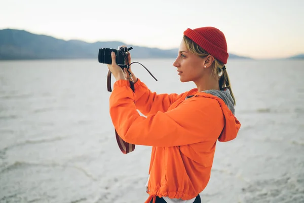 Zijaanzicht Van Geconcentreerde Vrouw Hoed Jas Die Foto Maakt Van — Stockfoto