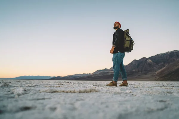 带背包站在山谷中望着天空 在巴德沃特盆地徒步旅行的男性游客全景 — 图库照片